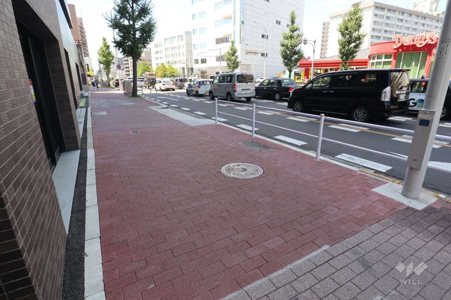 敷地北側の前面道路（東側から）