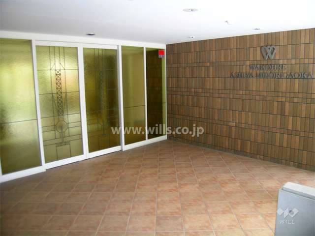 エントランスはお洒落なガラス扉