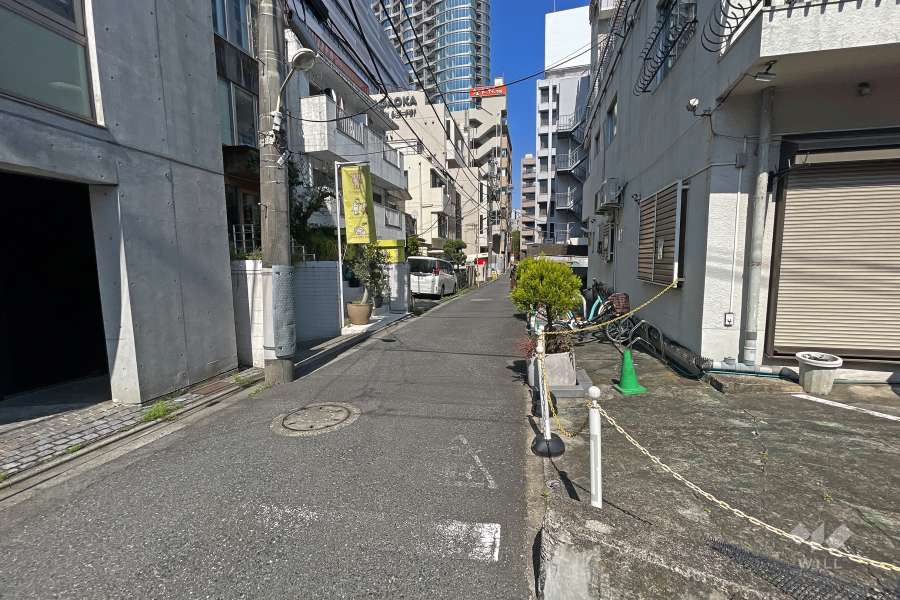 敷地北西側の前面道路（南西側から）