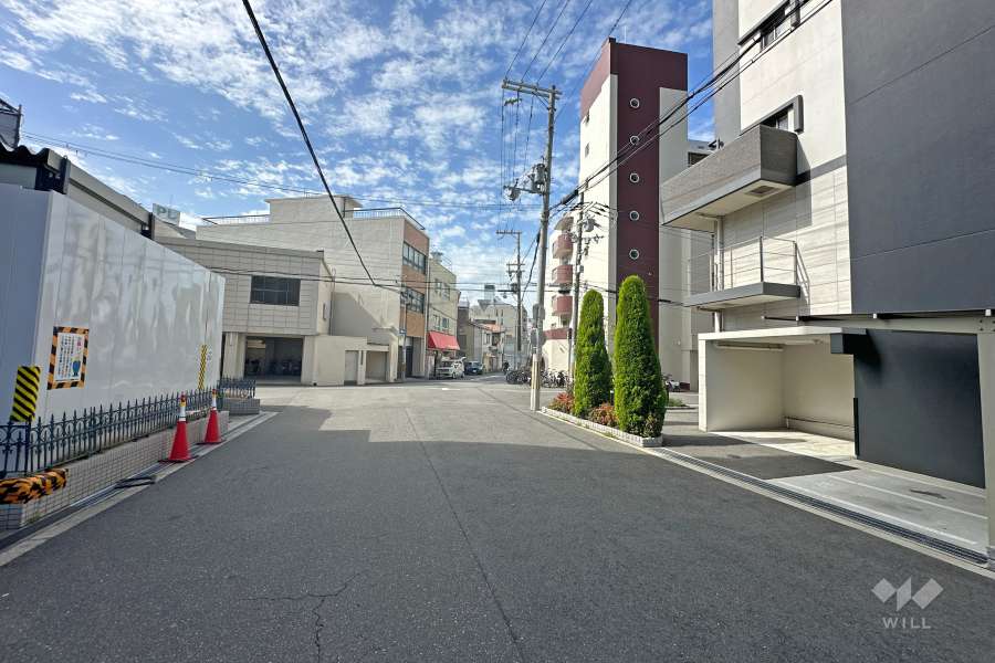 敷地東側の前面道路（北側から）