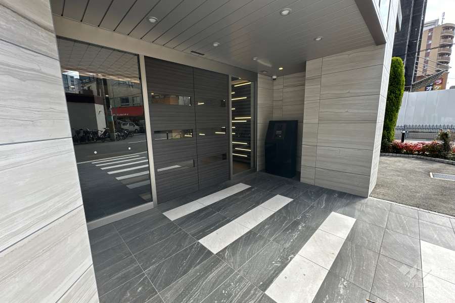 エントランスはオートロック付きです。