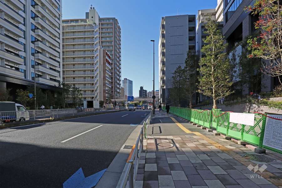 敷地南側前面道路は国道1号線です。西側に進むと東京メトロ「白銀高輪」の駅の入り口が見えて来ます。