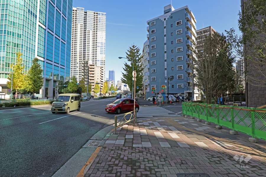 敷地北西側道路は都道415号高輪麻布線です。