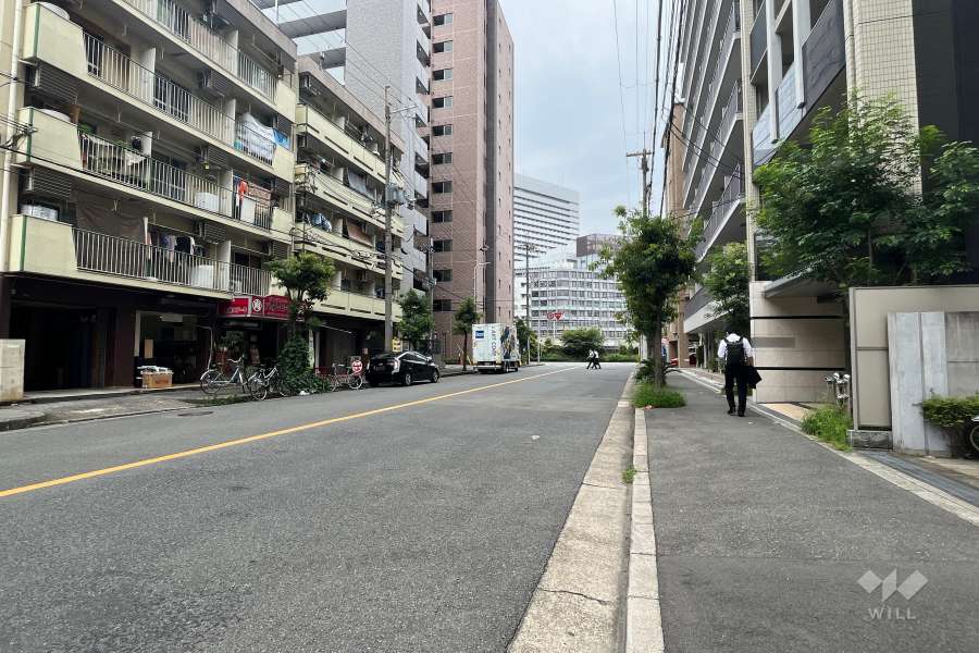 敷地南側の前面道路(東側から)