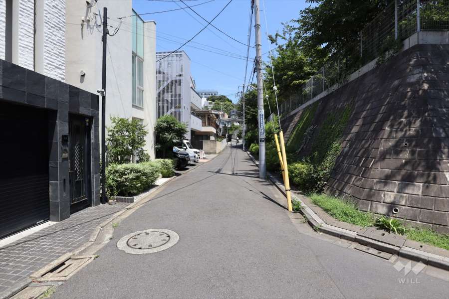 周辺は目黒川沿いの閑静な住宅地です。