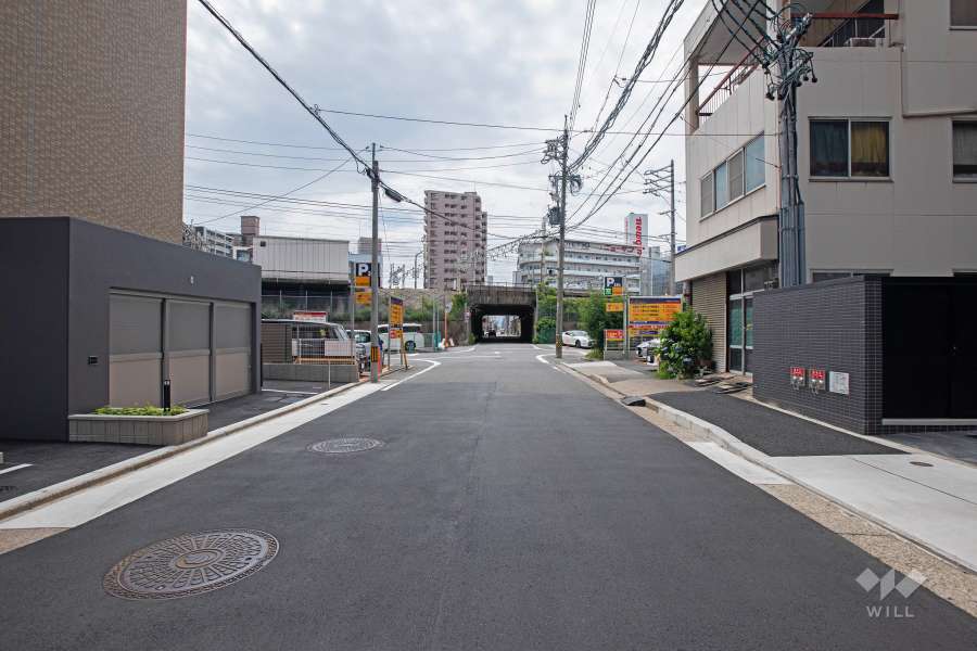 敷地南側の前面道路（東側から）