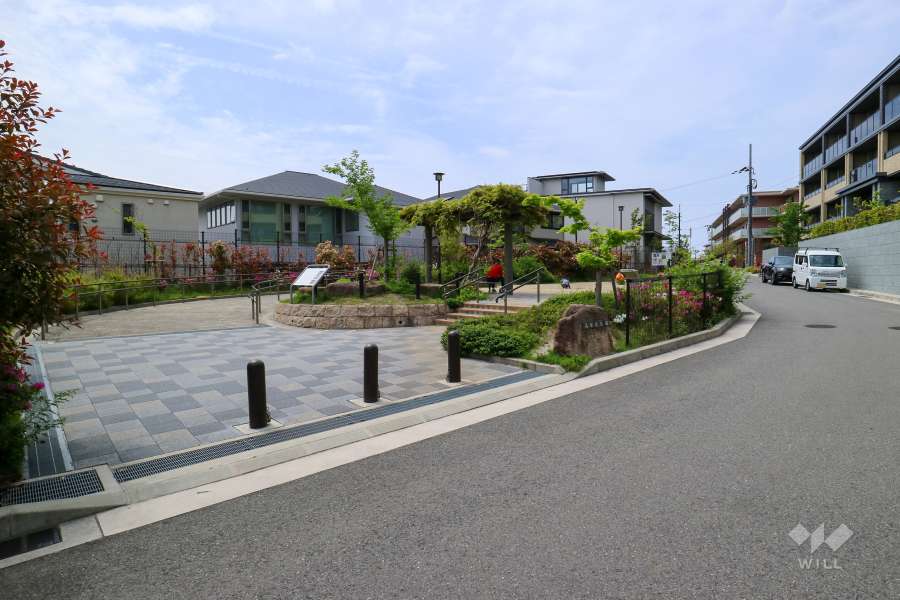 『高塚北公園』の園内には古墳の石材が設置されています。