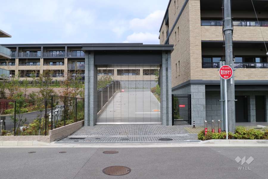 駐車場の出入口（リングシャッター付き）