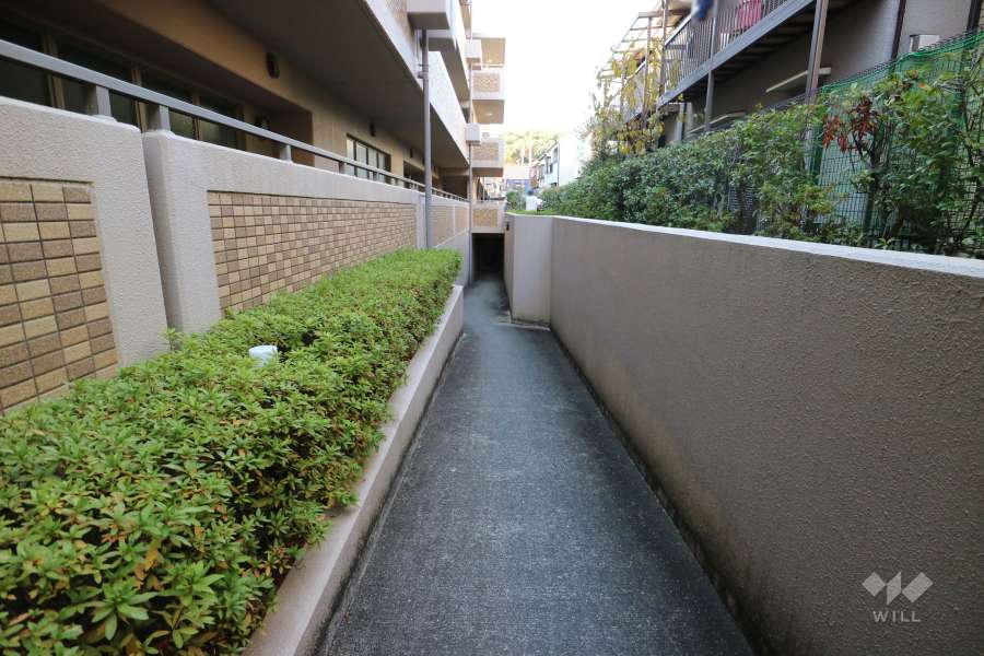 駐輪場（地下）へのアプローチ