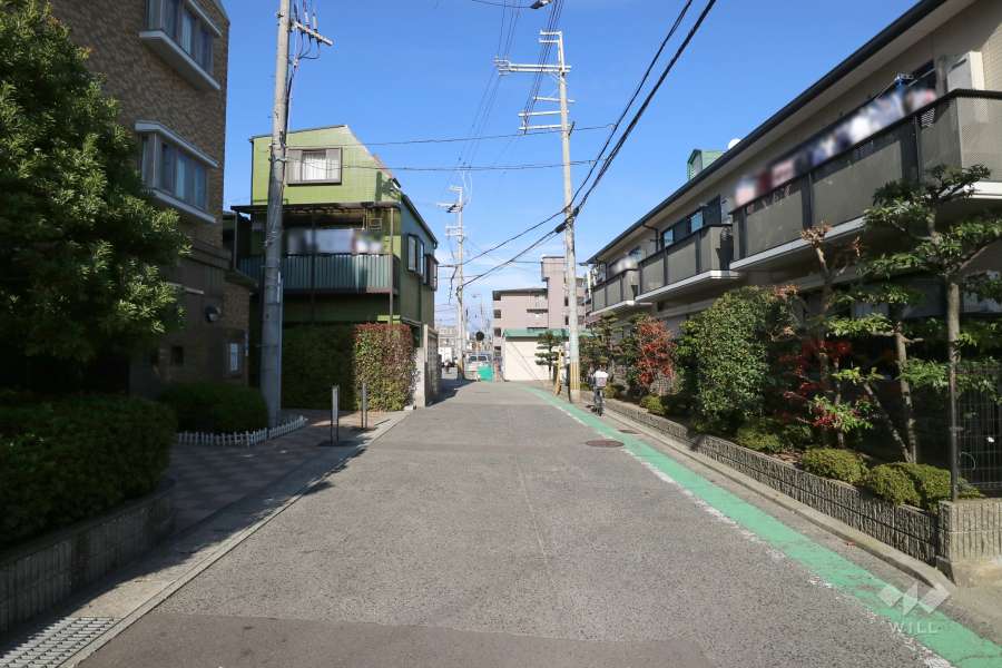 敷地東側の前面道路（南側から）
