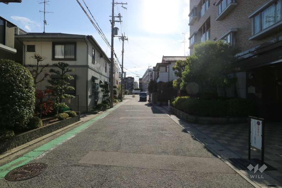 敷地東側の前面道路（北側から）