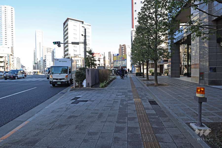 敷地北西側の前面道路（南西側から）