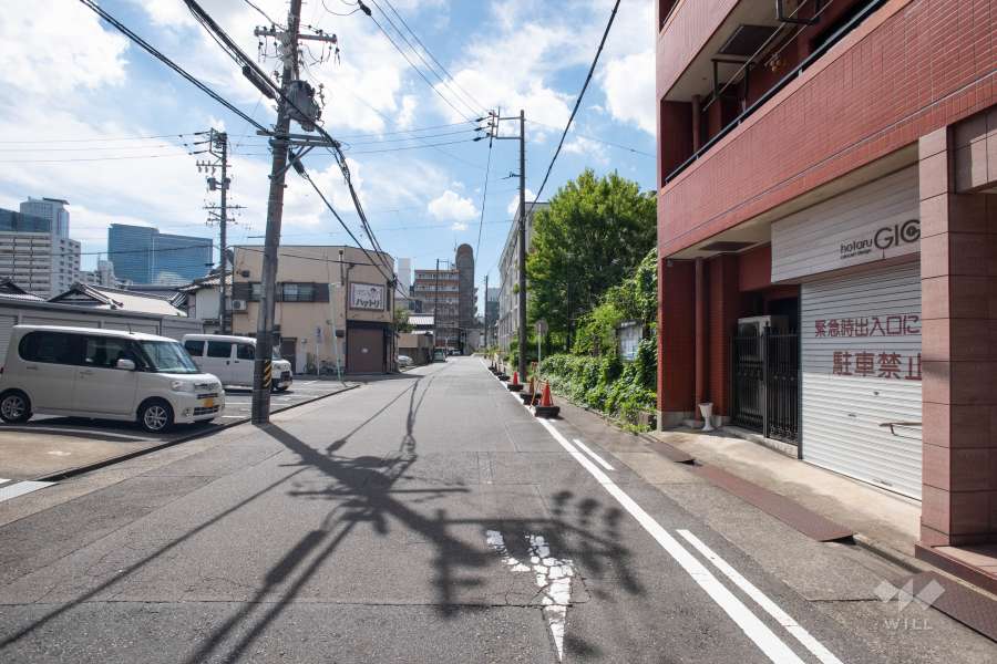 敷地南側の前面道路（東側から）