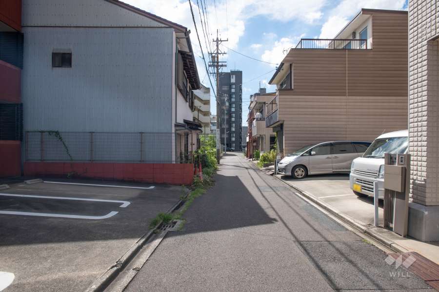 敷地北側の前面道路（東側から）