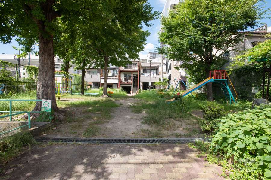 敷地西側に隣接して『裏塩公園』があります。
