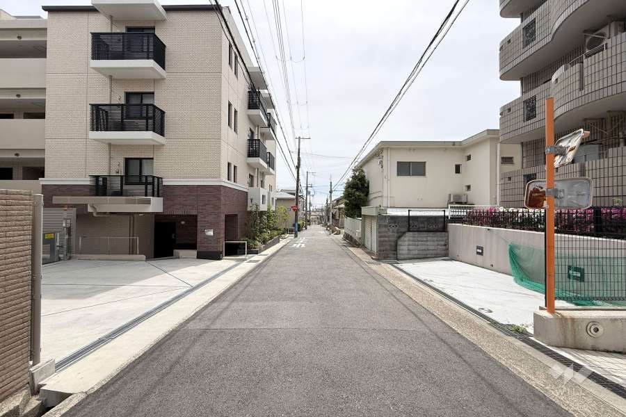 敷地西側の前面道路