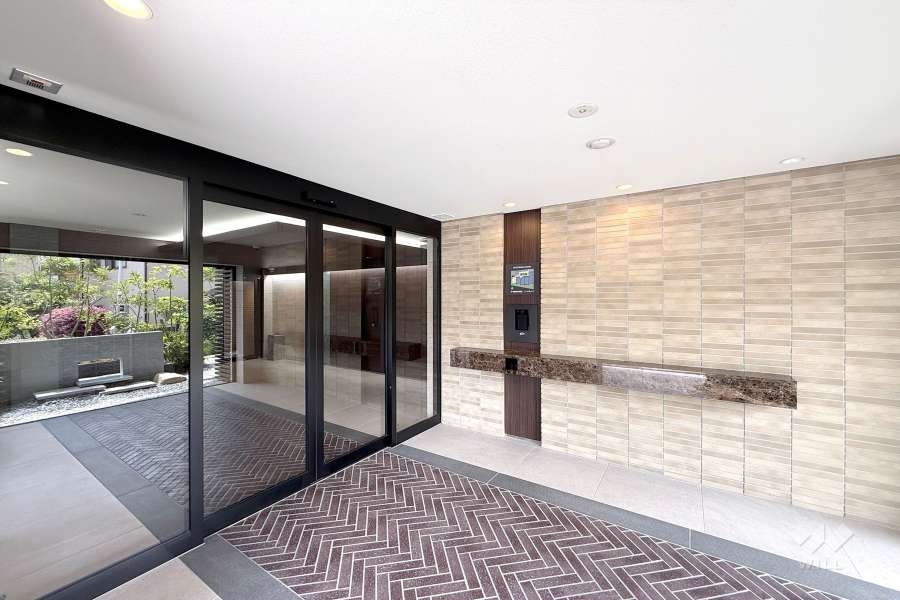 エントランスはオートロック付きです。