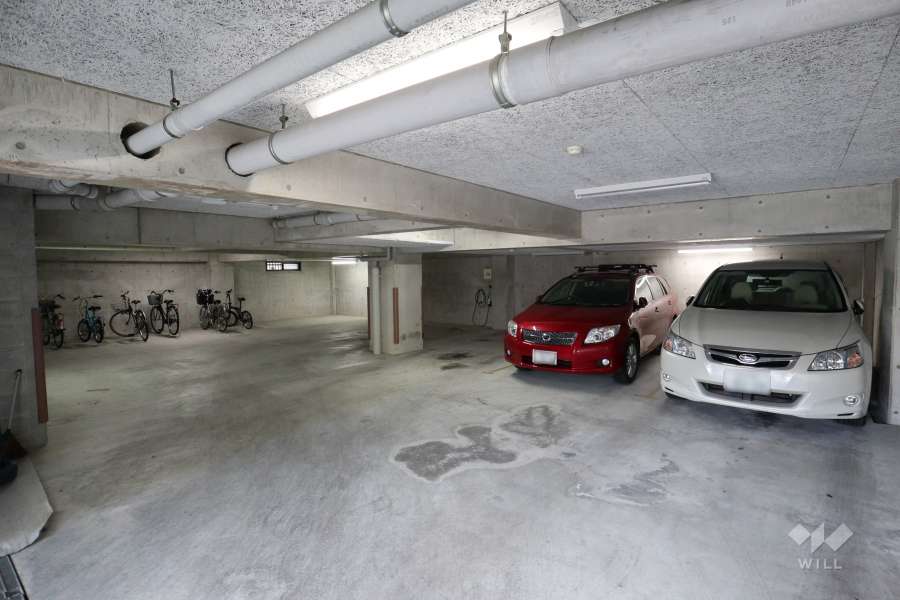 地階にある敷地内の駐車場（屋内平面式）