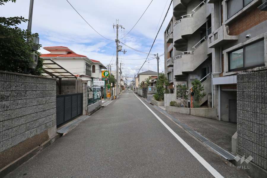 敷地北側の前面道路（西側から）