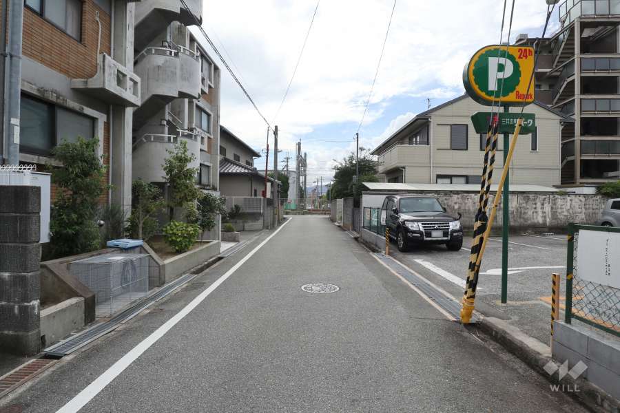 敷地北側の前面道路（東側から）