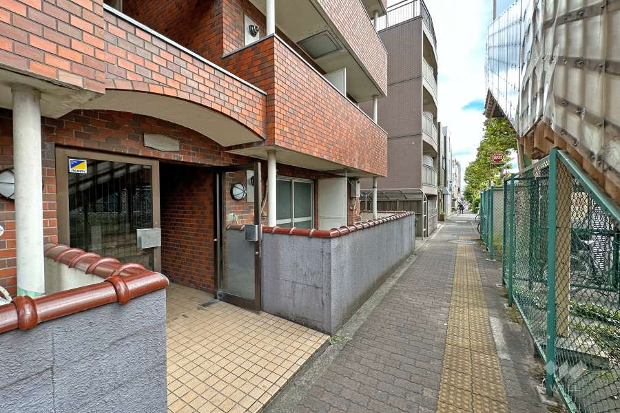 敷地西側の前面道路