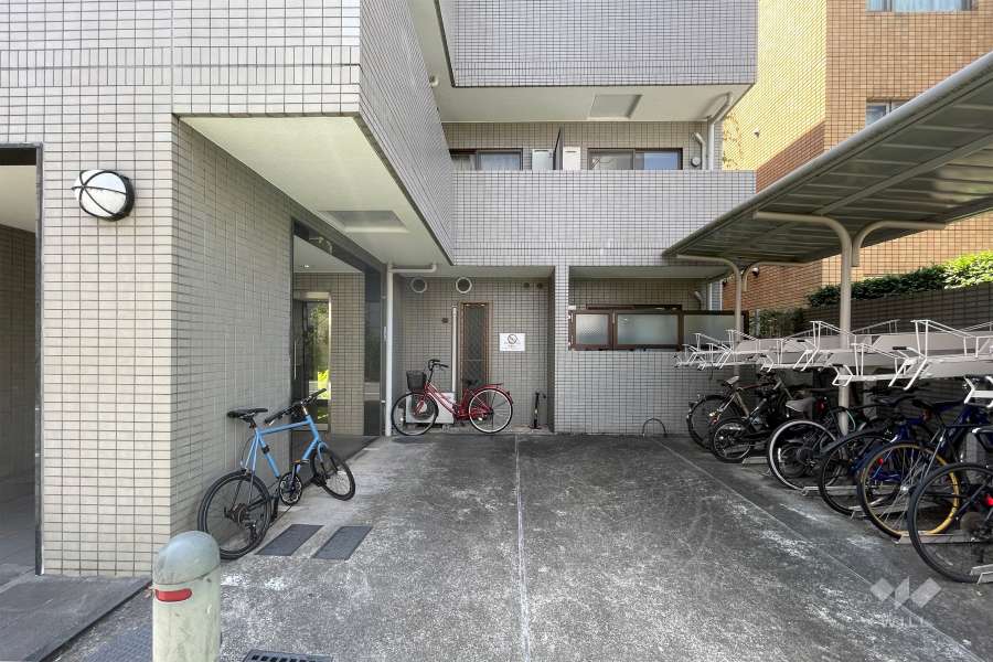 敷地内の駐車スペースと駐輪場