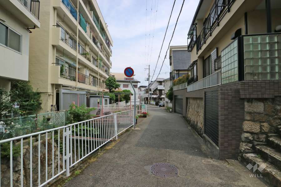 敷地南側の前面道路（西側から）