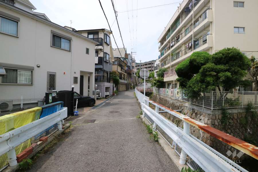 敷地南側の前面道路（東側から）