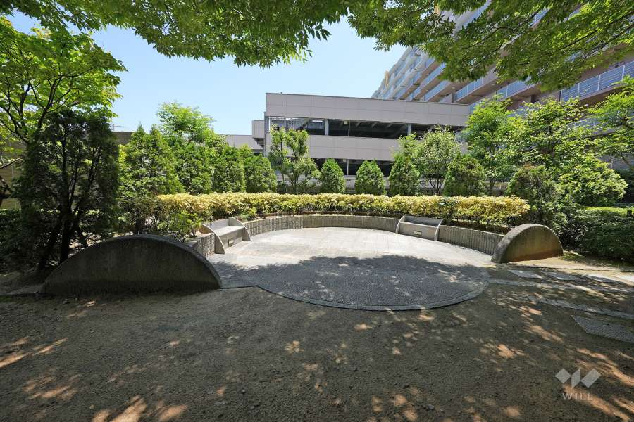中庭にはベンチが設置されています。