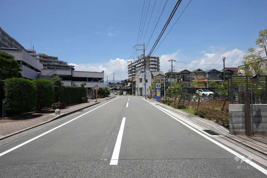 敷地北側の前面道路（東側から）