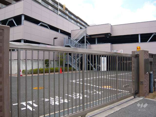 駐車場の入り口はゲート付きです。