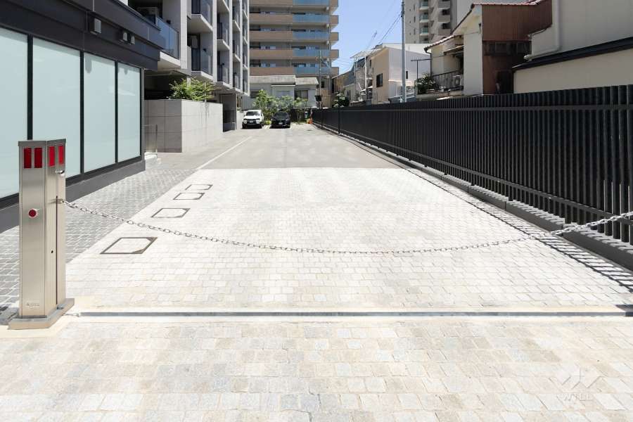 駐車場の出入口（ロボットゲート付き）