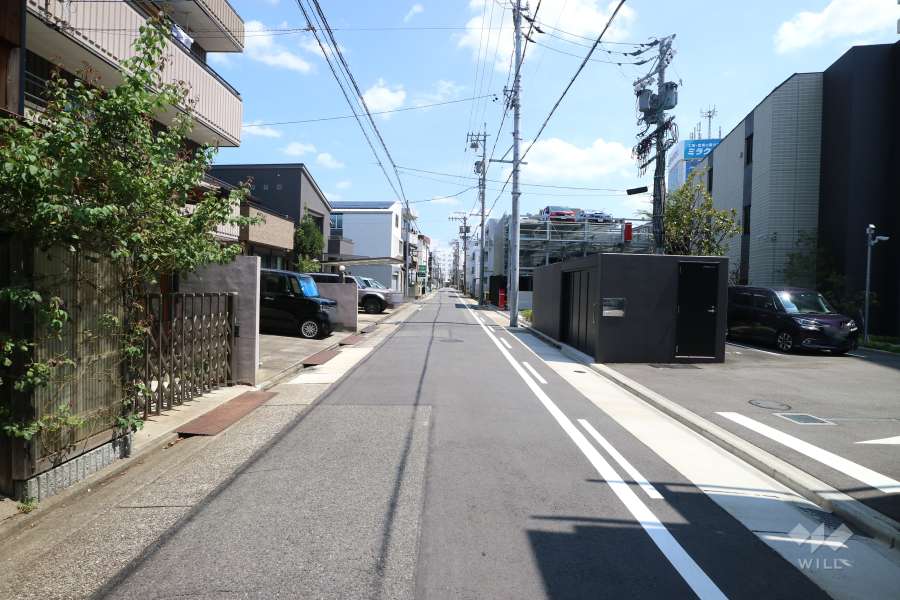 敷地北東側の前面道路（北西側から）