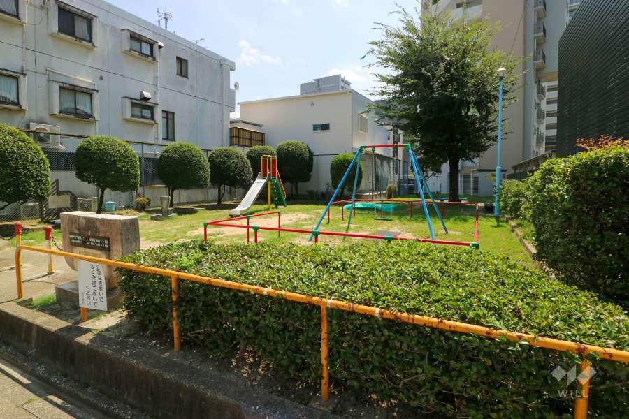 敷地東側に隣接する『中道西公園』