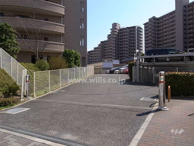 駐車場の入り口にはロボットゲートが設置されています。