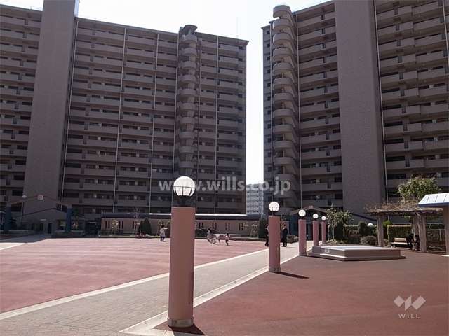敷地の中央には広場（プレイロット）があります。