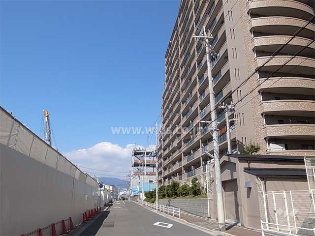 敷地の南西側の通り。すぐ西側には今津港があります。