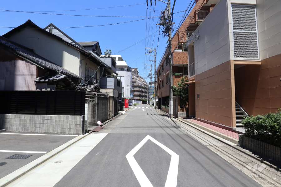 敷地東側の前面道路（北側から）