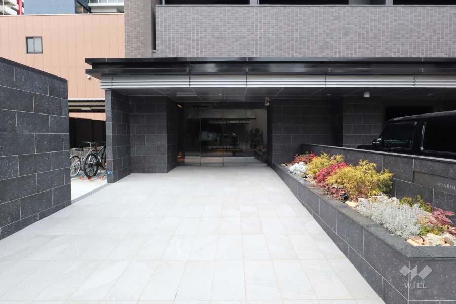 敷地東側の前面道路（北側から）