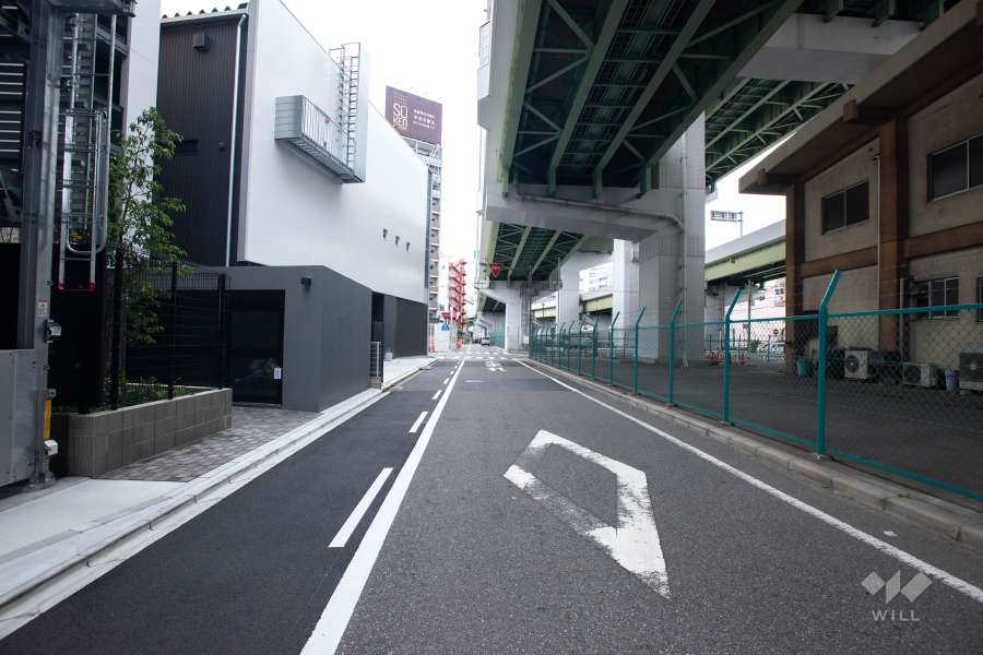 敷地南側の前面道路（西側から）