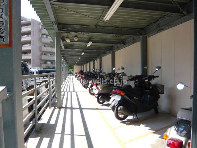 屋根付きのバイク置場