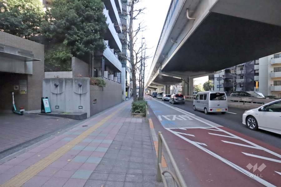 敷地東側の前面道路(南側から)