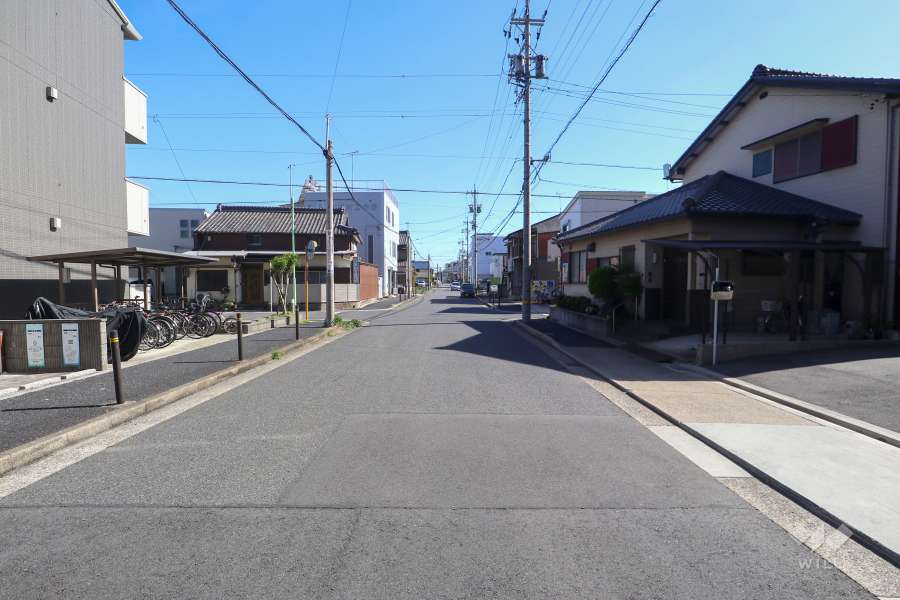 敷地東側の前面道路（北側から）