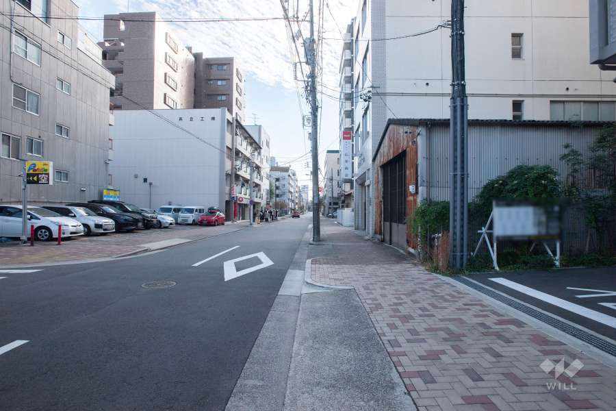 敷地東側の前面道路（北側から）