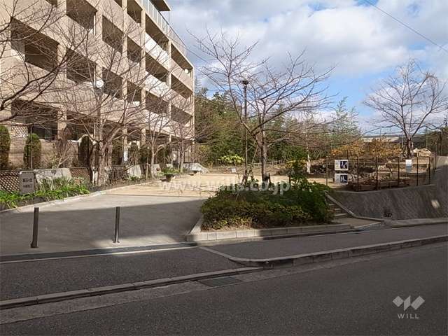 敷地に隣接する小さな公園