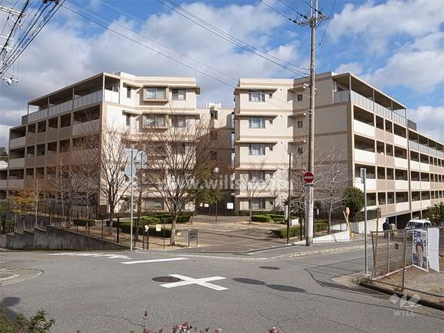 レスタージュ芦屋・ベルヴェデーレ 北棟の外観（南西側から）　広場があります。