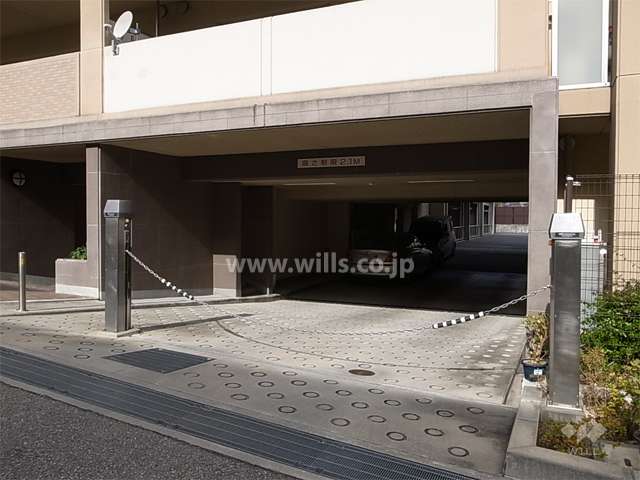 駐車場出入口にはロボットゲートが付いています。