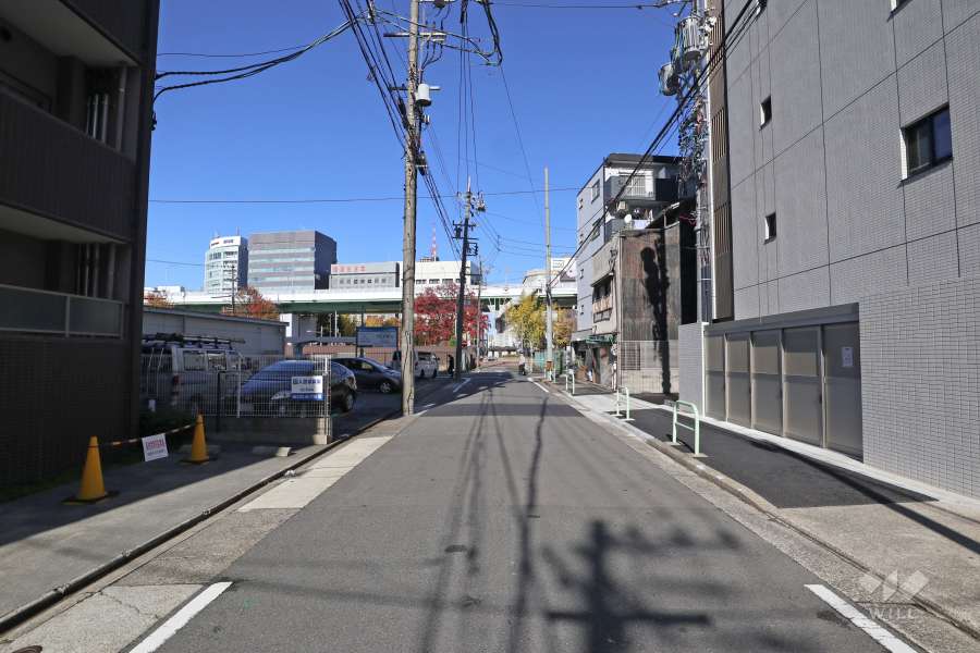 敷地西側の前面道路(南側から)