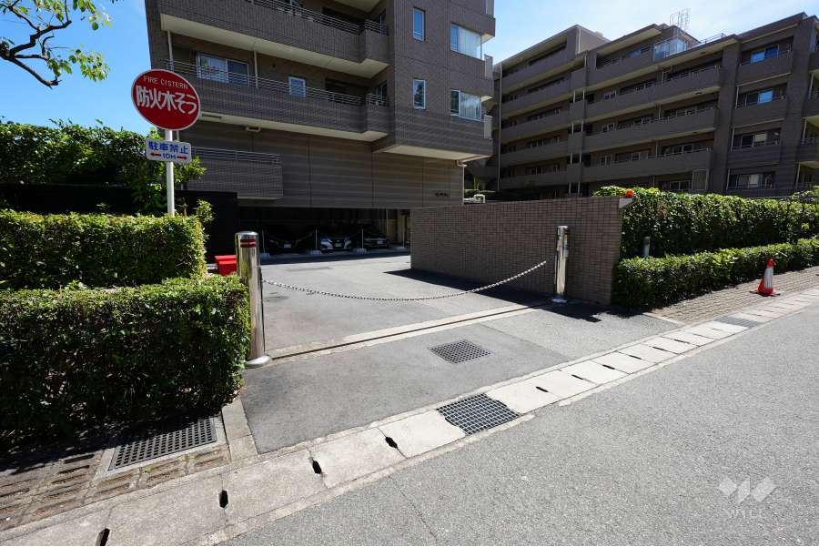 駐車場の出入口にはロボットゲートが設置されています。