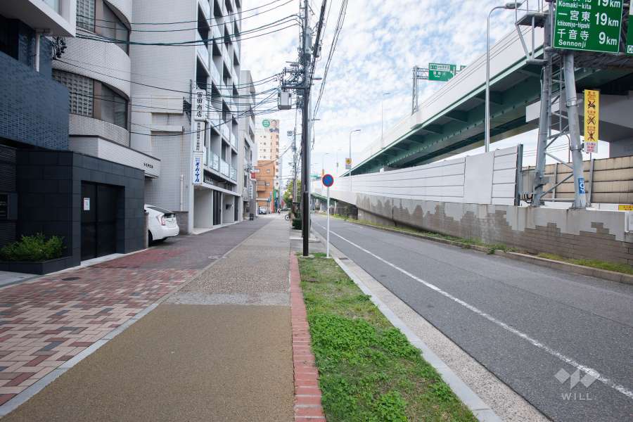 敷地北側の前面道路（東側から）